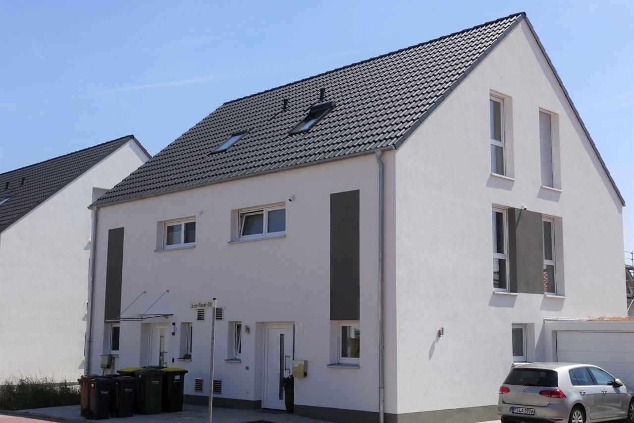 Straßenansicht Doppelhaushälften im Passivhaussstandard (Förderung KFW40+) in Nidderau bei Frankfurt