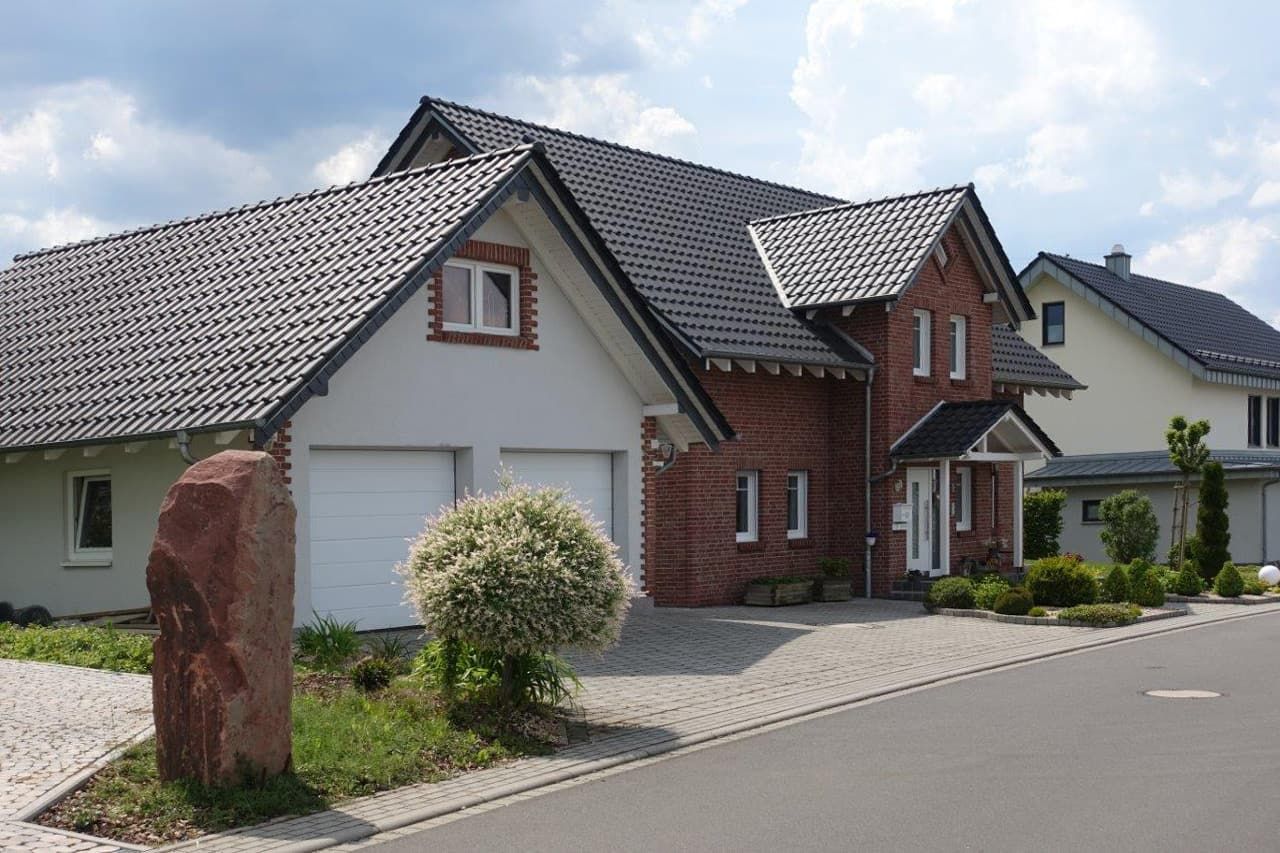 Einfamilienhaus mit nebenstehender Satteldachgarage