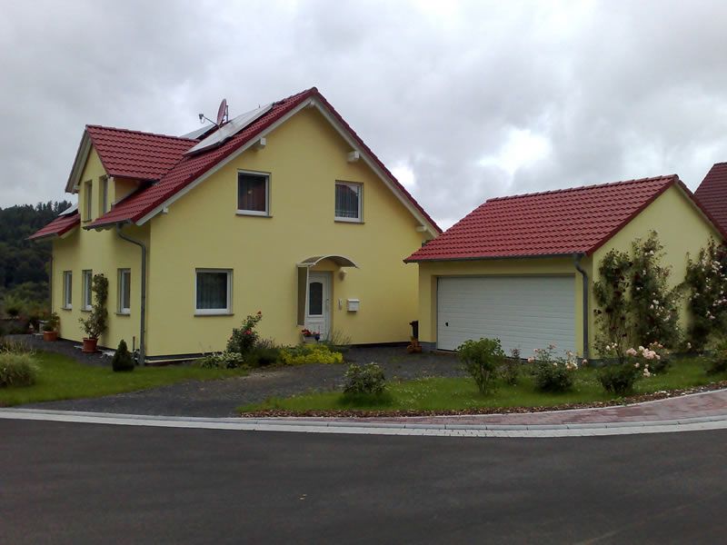 Einfamilienhaus mit nebenstehender Satteldachgarage in der Rhön