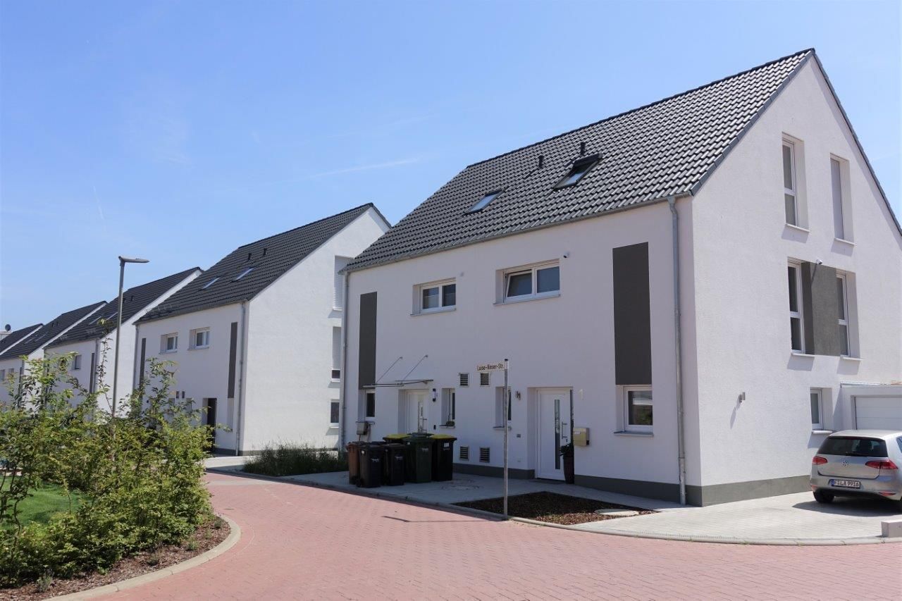 Reihenansicht Straßenseite Doppelhaushälften im Passivhaussstandard (Förderung KFW40+) in Nidderau bei Frankfurt