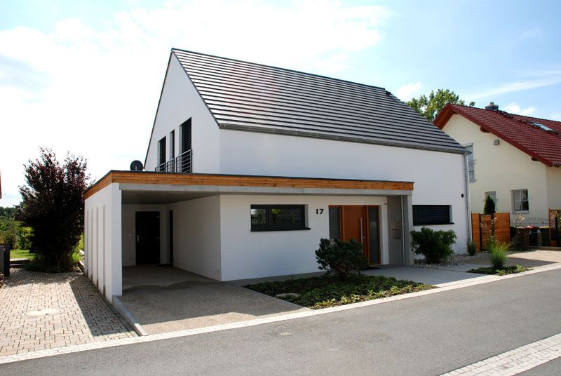 Modernes Satteldachhaus mit Tegaliteindeckung und Carport in Mittelbuchen